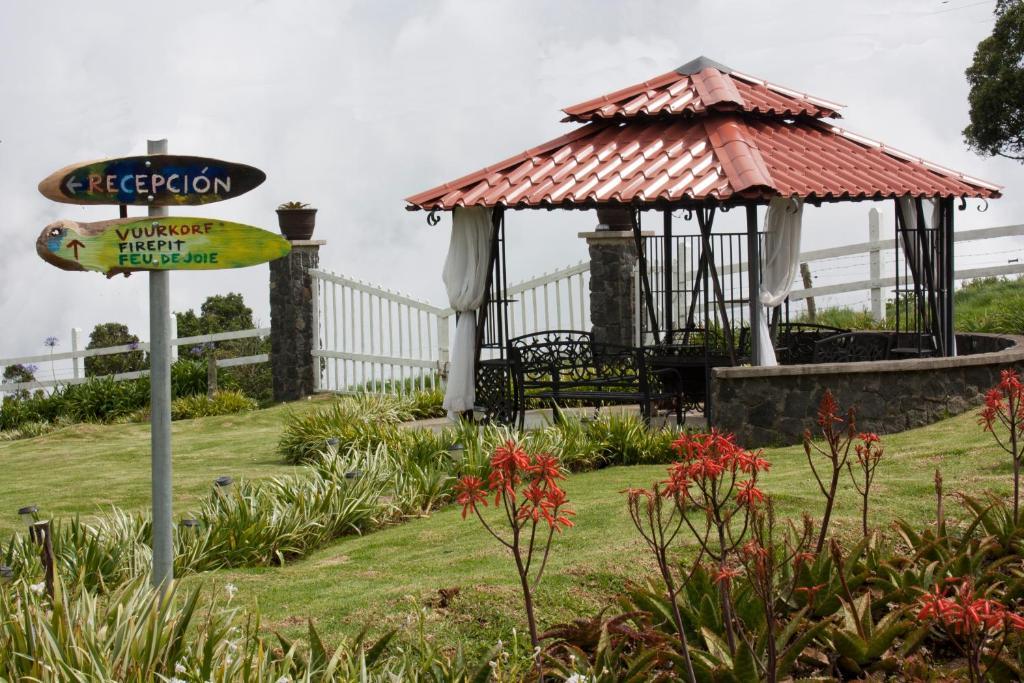 Altura Hotel Poasito Luaran gambar